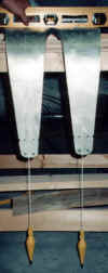 SW main gear legs straightness.JPG (26453 bytes)